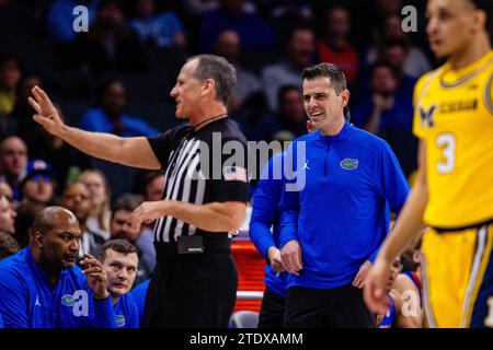 Charlotte, Caroline du Nord, États-Unis. 19 décembre 2023. L'entraîneur-chef des Gators de Floride Todd Golden réagit à l'appel lors de la première mi-temps contre les Wolverines du Michigan lors de la Jumpman Invitational 2023 au Spectrum Center à Charlotte, en Caroline du Nord. (Scott Kinser/CSM). Crédit : csm/Alamy Live News Banque D'Images