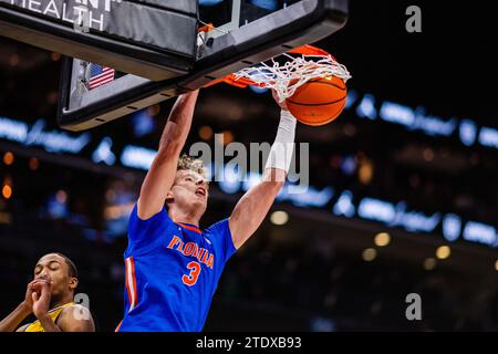 Charlotte, Caroline du Nord, États-Unis. 19 décembre 2023. Micah Handlogten (3), le centre des Gators de Floride, dunks pendant la première mi-temps contre les Wolverines du Michigan lors de la Jumpman Invitational 2023 au Spectrum Center à Charlotte, en Caroline du Nord. (Scott Kinser/CSM). Crédit : csm/Alamy Live News Banque D'Images