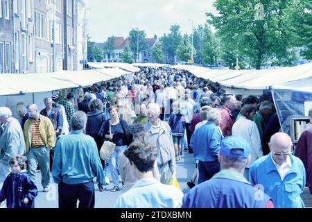 Marché du livre le long de la Spaarne, Haarlem, Spaarne, pays-Bas, 27-06-1998, Whizgle nouvelles du passé, adaptées à l'avenir. Explorez les récits historiques, l'image de l'agence néerlandaise avec une perspective moderne, comblant le fossé entre les événements d'hier et les perspectives de demain. Un voyage intemporel façonnant les histoires qui façonnent notre avenir. Banque D'Images