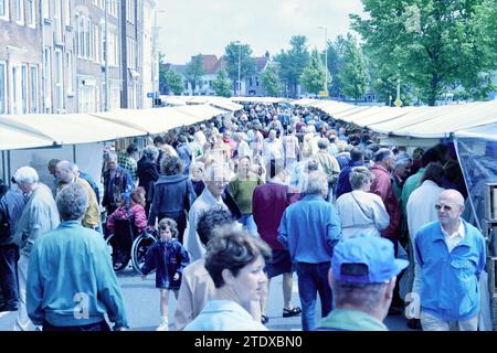 Marché du livre le long de la Spaarne, Haarlem, Spaarne, pays-Bas, 27-06-1998, Whizgle nouvelles du passé, adaptées à l'avenir. Explorez les récits historiques, l'image de l'agence néerlandaise avec une perspective moderne, comblant le fossé entre les événements d'hier et les perspectives de demain. Un voyage intemporel façonnant les histoires qui façonnent notre avenir. Banque D'Images
