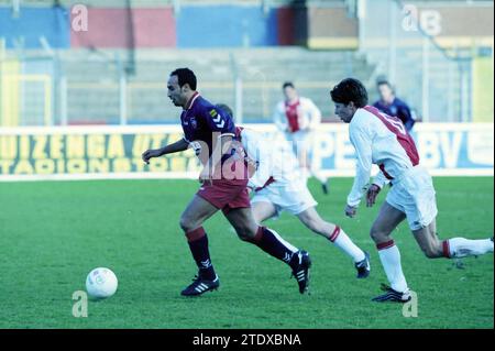 Match de football Haarlem - Ajax, Haarlem, Jan Gijzenkade, pays-Bas, 01-12-1999, Whizgle nouvelles du passé, adaptées à l'avenir. Explorez les récits historiques, l'image de l'agence néerlandaise avec une perspective moderne, comblant le fossé entre les événements d'hier et les perspectives de demain. Un voyage intemporel façonnant les histoires qui façonnent notre avenir. Banque D'Images