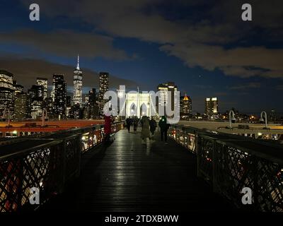 New York, États-Unis. 19 décembre, 2023.Illuminated Brooklyn Bridge colonnes sont vues pendant la saison des fêtes à New York. Crédit : Ryan Rahman/Alamy Live News Banque D'Images