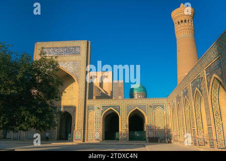 27 JUIN 2023, BOUKHARA, OUZBÉKISTAN : ensemble architectural (12e siècle), minaret et mosquée. Boukhara, Ouzbékistan. Cour intérieure de la mosquée, coucher de soleil s Banque D'Images