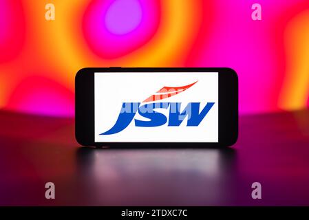 Inde. 19 décembre 2023. Sur cette photo, le logo JSW est affiché sur un écran de téléphone portable. Crédit : SOPA Images Limited/Alamy Live News Banque D'Images