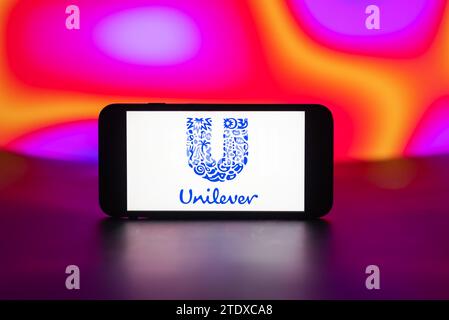 Inde. 19 décembre 2023. Sur cette photo, le logo Unilever est affiché sur l'écran d'un téléphone portable. Crédit : SOPA Images Limited/Alamy Live News Banque D'Images