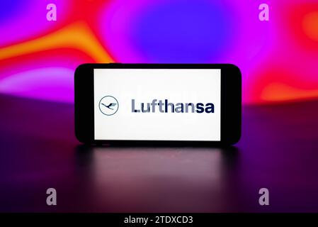 Inde. 19 décembre 2023. Sur cette photo, le logo Lufthansa est affiché sur l'écran d'un téléphone portable. (Photo Idrees Abbas/SOPA Images/Sipa USA) *** strictement à des fins éditoriales *** crédit : SIPA USA/Alamy Live News Banque D'Images