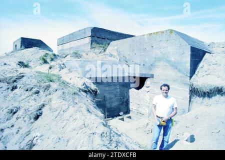 Richard van Beek at bunker, Wijk aan Zee, Wijk aan Zee, 28-04-1996, Whizgle News from the Past, taillé pour l'avenir. Explorez les récits historiques, l'image de l'agence néerlandaise avec une perspective moderne, comblant le fossé entre les événements d'hier et les perspectives de demain. Un voyage intemporel façonnant les histoires qui façonnent notre avenir. Banque D'Images