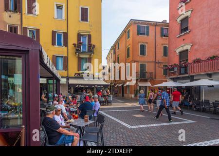 Peschiera del Garda : vieille ville, restaurant à Vérone, Vénétie, Italie Banque D'Images