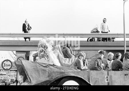 Carnaval Parade, Noordwijkerhout, Carnaval, Noordwijkerhout, 07-02-1986, Whizgle nouvelles du passé, adaptées à l'avenir. Explorez les récits historiques, l'image de l'agence néerlandaise avec une perspective moderne, comblant le fossé entre les événements d'hier et les perspectives de demain. Un voyage intemporel façonnant les histoires qui façonnent notre avenir. Banque D'Images