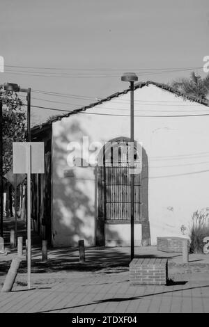 Charme mexicain traditionnel à Nayarit, beauté architecturale avec arches gracieuses au milieu d'une végétation tropicale luxuriante. Banque D'Images