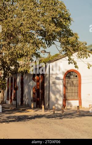 Charme mexicain traditionnel à Nayarit, beauté architecturale avec arches gracieuses au milieu d'une végétation tropicale luxuriante. Banque D'Images