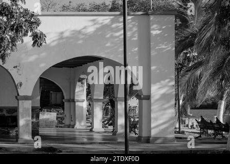 Charme mexicain traditionnel à Nayarit, beauté architecturale avec arches gracieuses au milieu d'une végétation tropicale luxuriante. Banque D'Images