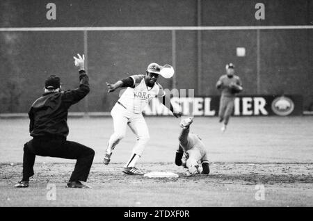 Match pays-Bas - Antilles néerlandaises dans le contexte de la semaine de baseball de Haarlem 1980 (12 au 22 août), Haarlem, pays-Bas, 12-08-1980, Whizgle News from the Past, taillé pour l'avenir. Explorez les récits historiques, l'image de l'agence néerlandaise avec une perspective moderne, comblant le fossé entre les événements d'hier et les perspectives de demain. Un voyage intemporel façonnant les histoires qui façonnent notre avenir. Banque D'Images