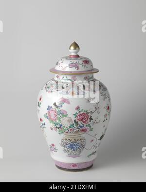 Pot couvert d'ovoïde avec paniers de fleurs et symboles auspicieux, anonyme, c. 1850 - c. 1899 couvercle en forme d'oeuf pot de porcelaine, peint en bleu glacé et sur le glaçage en bleu, rouge, rose, vert, noir et or. Sur le mur deux fois un panier à poignée ajourée avec un chilong (dragon polled) dans un cartouche festonné. Le panier est rempli de fleurs et de branches de fruits (pivoine, chrysanthème, prunus, fingercitroen, magnolia). Entre les deux également deux fois un vase à fleurs sur une table basse. Sur le vase, la tête d'un shishi (chien lion) avec un anneau dans la bouche. Le vase est entouré d'objets de bonheur (table wi Banque D'Images