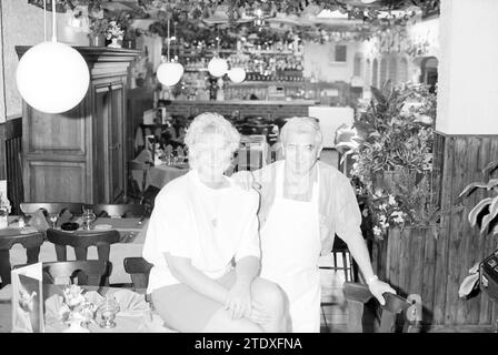 Restaurant italien, IJmuiden, IJmuiden, pays-Bas, 19-05-1992, Whizgle nouvelles du passé, adaptées à l'avenir. Explorez les récits historiques, l'image de l'agence néerlandaise avec une perspective moderne, comblant le fossé entre les événements d'hier et les perspectives de demain. Un voyage intemporel façonnant les histoires qui façonnent notre avenir. Banque D'Images