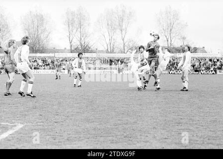 Match de football Haarlem-Ajax, 16-04-1979, Whizgle News from the Past, taillé pour l'avenir. Explorez les récits historiques, l'image de l'agence néerlandaise avec une perspective moderne, comblant le fossé entre les événements d'hier et les perspectives de demain. Un voyage intemporel façonnant les histoires qui façonnent notre avenir. Banque D'Images