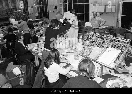 Occupé dans le service de tri. Bureau de poste v.h. à Baljuwslaan, PTT, bureau de poste, poste municipal, Haarlem, Baljuwslaan, pays-Bas, 15-12-1975, Whizgle nouvelles du passé, adaptées à l'avenir. Explorez les récits historiques, l'image de l'agence néerlandaise avec une perspective moderne, comblant le fossé entre les événements d'hier et les perspectives de demain. Un voyage intemporel façonnant les histoires qui façonnent notre avenir. Banque D'Images