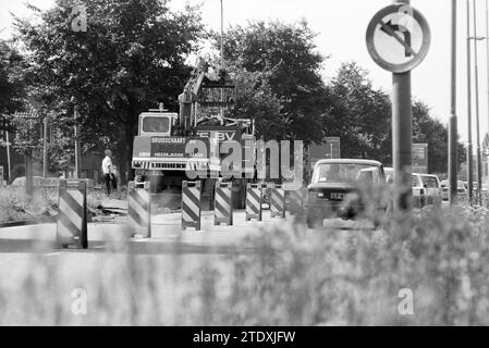 Travaux routiers Stationsweg - Parkweg, Velsen-Zuid, Parkweg, 13-08-1991, Whizgle nouvelles du passé, adaptées à l'avenir. Explorez les récits historiques, l'image de l'agence néerlandaise avec une perspective moderne, comblant le fossé entre les événements d'hier et les perspectives de demain. Un voyage intemporel façonnant les histoires qui façonnent notre avenir. Banque D'Images