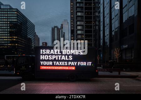 Chicago, États-Unis. 19 décembre 2023. Une camionnette garée sur le pont W Adams Street transporte un écran numérique parrainé par les musulmans américains pour la Palestine avec des messages demandant un cessez-le-feu à la guerre d’Israël avec le Hamas, suite à l’attaque du 7 octobre. Crédit : Stephen Chung / Alamy Live News Banque D'Images