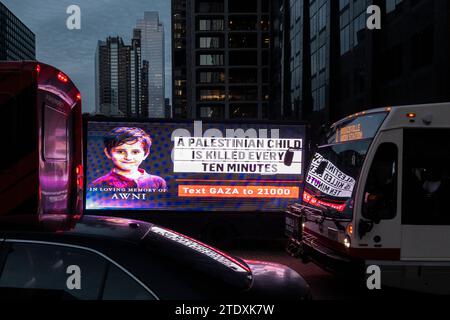 Chicago, États-Unis. 19 décembre 2023. Une camionnette garée sur le pont W Adams Street transporte un écran numérique parrainé par les musulmans américains pour la Palestine avec des messages demandant un cessez-le-feu à la guerre d’Israël avec le Hamas, suite à l’attaque du 7 octobre. Crédit : Stephen Chung / Alamy Live News Banque D'Images