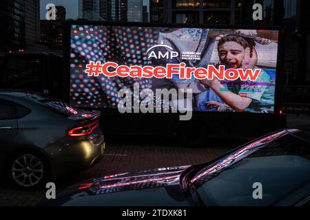 Chicago, États-Unis. 19 décembre 2023. Une camionnette garée sur le pont W Adams Street transporte un écran numérique parrainé par les musulmans américains pour la Palestine avec des messages demandant un cessez-le-feu à la guerre d’Israël avec le Hamas, suite à l’attaque du 7 octobre. Crédit : Stephen Chung / Alamy Live News Banque D'Images