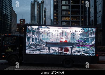 Chicago, États-Unis. 19 décembre 2023. Une camionnette garée sur le pont W Adams Street transporte un écran numérique parrainé par les musulmans américains pour la Palestine avec des messages demandant un cessez-le-feu à la guerre d’Israël avec le Hamas, suite à l’attaque du 7 octobre. Crédit : Stephen Chung / Alamy Live News Banque D'Images