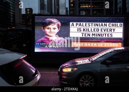 Chicago, États-Unis. 19 décembre 2023. Une camionnette garée sur le pont W Adams Street transporte un écran numérique parrainé par les musulmans américains pour la Palestine avec des messages demandant un cessez-le-feu à la guerre d’Israël avec le Hamas, suite à l’attaque du 7 octobre. Crédit : Stephen Chung / Alamy Live News Banque D'Images