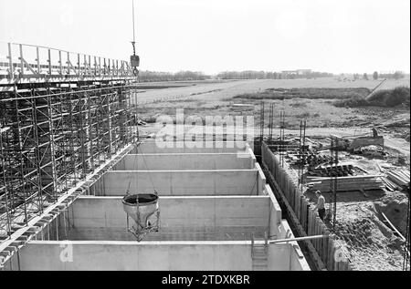 Un bâtiment commercial en construction, Whizgle News from the Past, conçu pour l'avenir. Explorez les récits historiques, l'image de l'agence néerlandaise avec une perspective moderne, comblant le fossé entre les événements d'hier et les perspectives de demain. Un voyage intemporel façonnant les histoires qui façonnent notre avenir. Banque D'Images