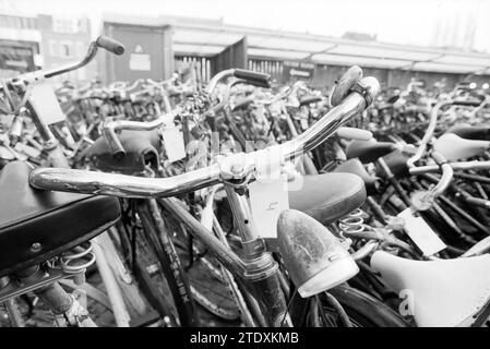 Vélos remorqués, 05-02-1992, Whizgle News from the Past, taillés pour l'avenir. Explorez les récits historiques, l'image de l'agence néerlandaise avec une perspective moderne, comblant le fossé entre les événements d'hier et les perspectives de demain. Un voyage intemporel façonnant les histoires qui façonnent notre avenir. Banque D'Images