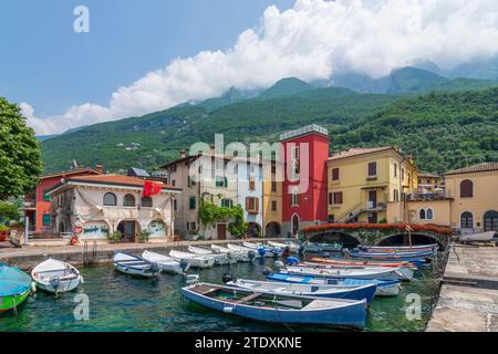 Malcesine : Lago di Garda (Lac de Garde), hameau Cassone di Malcesine, port, bateaux à Vérone, Vénétie, Italie Banque D'Images