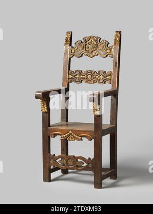 Armstoel, anonyme, 1500 - 1600 fauteuil de nuthout, partiellement doré. Les jambes avant se terminent comme des jambes, qui sont décorées au sommet avec des consoles à feuilles, et qui soutiennent les accoudoirs, se terminant par des volutes. La présence sciée, la préfigure et les sports du dos sont décorés, entre autres, de motifs de feuilles poignardées, de rosettes et de volutes. Les backstyles, couronnés de motifs de feuilles, Hellen à l'envers. Le sport supérieur du dos porte un blason avec des fleurs, des balles et une étoile. Les jambes sont carrées. Voir aussi BK-16646-A, B et D. Italie bois (matériel végétal). noyer (bois dur). dorure (matériel) gil Banque D'Images