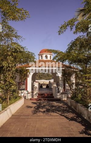 Charme mexicain traditionnel à Nayarit, beauté architecturale avec arches gracieuses au milieu d'une végétation tropicale luxuriante. Banque D'Images