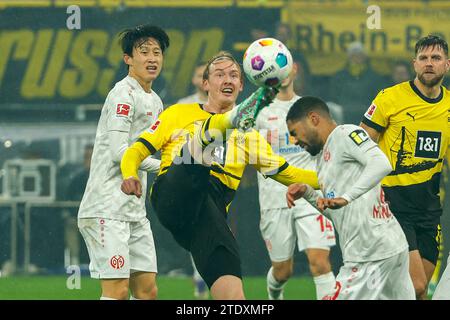 Dortmund, Allemagne. 19 décembre 2023. Julian Brandt (avant) de Dortmund concourt lors d'un match de Bundesliga entre le Borussia Dortmund et le FSV Mainz 05 à Dortmund, en Allemagne, le 19 décembre 2023. Crédit : Joachim Bywaletz/Xinhua/Alamy Live News Banque D'Images