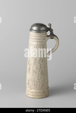 Tankard (schnelle) avec les armoiries du Danemark, Judith et Christ, Monogrammist LW, 1576 pichet (schnelle) en grès avec corps cylindrique, conique et oreille en forme de C. Profils sous le bord et au-dessus du pied. Sur le corps en relief trois fois une boîte allongée imprimée et imposée avec le chef de Kapernaum avec le Christ au milieu. Ci-dessous une inscription soutenue par deux figures humaines avec 'Evangeli VM Ioanni IIII Capitell'. À gauche, une représentation de Judith avec la tête coupée d'Holophernes et l'inscription 'IVDIT slog de Vlofervs Kop'. Au-dessus de cela Dieu le Père et sous Judith le Banque D'Images