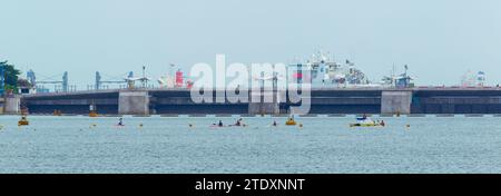 Kayak sur Marina Bay à Singapour à Marina barrage et pont et barrage, en regardant vers le détroit de Singapour. Banque D'Images