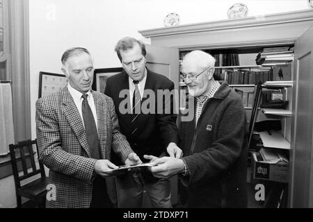 Trois messieurs avec de vieilles photos, Haarlem, pays-Bas, 26-10-1993, Whizgle News from the Past, taillé pour l'avenir. Explorez les récits historiques, l'image de l'agence néerlandaise avec une perspective moderne, comblant le fossé entre les événements d'hier et les perspectives de demain. Un voyage intemporel façonnant les histoires qui façonnent notre avenir. Banque D'Images
