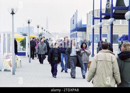 Easter Crowds, IJmuiden Beach, IJmuiden, pays-Bas, 07-04-1996, Whizgle nouvelles du passé, adaptées à l'avenir. Explorez les récits historiques, l'image de l'agence néerlandaise avec une perspective moderne, comblant le fossé entre les événements d'hier et les perspectives de demain. Un voyage intemporel façonnant les histoires qui façonnent notre avenir. Banque D'Images