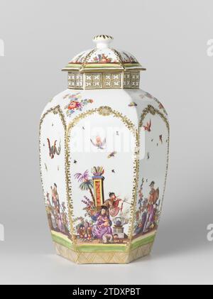 Vase à couvercle, manufacture de porcelaine Meissener, c. 1730 - c. 1735 vase hexagonal avec couvercle, en porcelaine peinte. Le long du pied, une bande avec des triangles ombragés court en or. Sur les côtes du vase et du couvercle, les vignes de feuilles sont peintes en or qui courent sur le ventre et se rejoignent sur l'épaule dans une rosette. Sur les six côtés, les chinoiseries majeures de Höroldt ont été peintes avec, entre autres. Un Chinois debout donne à une femme assise sous un palmier de boire quelque chose sous un palmier, à droite est un enfant. Le vase est marqué. Vase hexagonal en porcelaine float avec couvercle, en porcelaine peinte. Le long de t Banque D'Images