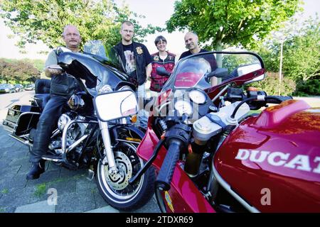 Quatre membres Christian Motorcycle Club, Bennebroek, Bennebroek, 18-06-2001, Whizgle News from the Past, adapté pour l'avenir. Explorez les récits historiques, l'image de l'agence néerlandaise avec une perspective moderne, comblant le fossé entre les événements d'hier et les perspectives de demain. Un voyage intemporel façonnant les histoires qui façonnent notre avenir. Banque D'Images