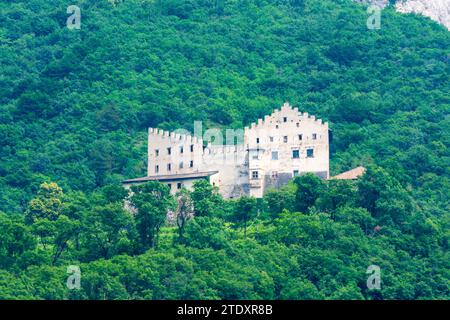 San Michele all’Adige (St. Michael an der Etsch) : Castello di Monreale (Château de Königsberg) dans le Trentin, Trentin-Tyrol du Sud, Italie Banque D'Images