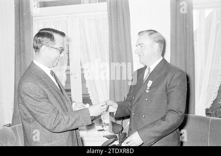 Man reçoit un prix (ruban), 00-00-1967, Whizgle News from the Past, taillé pour l'avenir. Explorez les récits historiques, l'image de l'agence néerlandaise avec une perspective moderne, comblant le fossé entre les événements d'hier et les perspectives de demain. Un voyage intemporel façonnant les histoires qui façonnent notre avenir. Banque D'Images