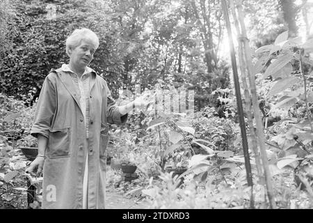 Mme Grainboom dans jardin, jardins et parcs, 02-10-1985, Whizgle nouvelles du passé, adaptées à l'avenir. Explorez les récits historiques, l'image de l'agence néerlandaise avec une perspective moderne, comblant le fossé entre les événements d'hier et les perspectives de demain. Un voyage intemporel façonnant les histoires qui façonnent notre avenir. Banque D'Images