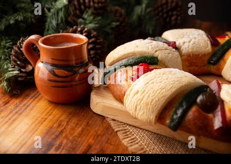 Three Kings Bread également appelé Rosca de Reyes, Roscon, Epiphany Cake, traditionnellement servi avec du chocolat chaud dans un jarrito en argile. Tradition mexicaine sur J Banque D'Images