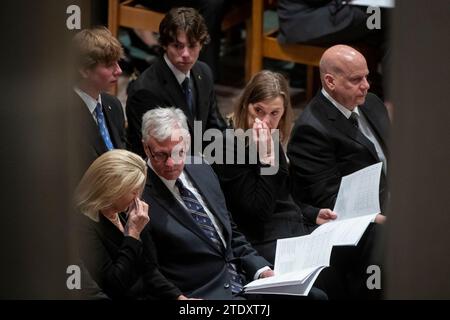 Washington, États-Unis d ' Amérique. 19 décembre 2023. La famille de Sandra Day O'Connor, juge adjointe à la retraite de la Cour suprême, assiste à ses funérailles à la cathédrale nationale de Washington, DC, le mardi 19 décembre 2023. La juge O'Connor, originaire de l'Arizona, nommée par le président américain Ronald Reagan, est devenue la première femme à siéger à la plus haute cour du pays, siégeant de 1981 à 2006, et est décédée le 1 décembre 2023 à l'âge de 93 ans. Crédit : Rod Lamkey/CNP/Sipa USA crédit : SIPA USA/Alamy Live News Banque D'Images