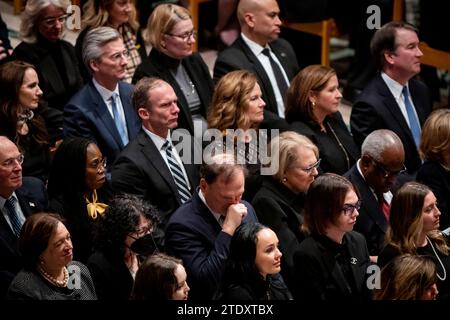 Washington, États-Unis d ' Amérique. 19 décembre 2023. Le juge Samuel Alito, Jr., s'essuie le visage lors des funérailles de Sandra Day O'Connor, juge adjointe à la retraite de la Cour suprême, à la cathédrale nationale de Washington, DC, le mardi 19 décembre 2023. La juge O'Connor, originaire de l'Arizona, nommée par le président américain Ronald Reagan, est devenue la première femme à siéger à la plus haute cour du pays, siégeant de 1981 à 2006, et est décédée le 1 décembre 2023 à l'âge de 93 ans. Crédit : Rod Lamkey/CNP/Sipa USA crédit : SIPA USA/Alamy Live News Banque D'Images