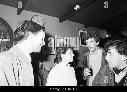 Soirée des dames au café 't Haasje Haarlem, Haarlem, pays-Bas, 31-03-1982, Whizgle News from the Past, taillé pour l'avenir. Explorez les récits historiques, l'image de l'agence néerlandaise avec une perspective moderne, comblant le fossé entre les événements d'hier et les perspectives de demain. Un voyage intemporel façonnant les histoires qui façonnent notre avenir. Banque D'Images