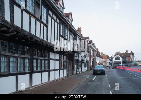 Angleterre, West Sussex, East Grinstead, Street Scene avec Tudor Era Buildings Banque D'Images