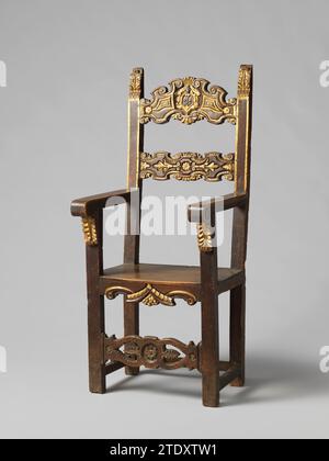 Armstoel, anonyme, 1500 - 1600 fauteuil de nuthout, partiellement doré. Les jambes avant se terminent comme des jambes, qui sont décorées au sommet avec des consoles à feuilles, et qui soutiennent les accoudoirs, se terminant par des volutes. La présence sciée, la préfigure et les sports du dos sont décorés, entre autres, de motifs de feuilles poignardées, de rosettes et de volutes. Les backstyles, couronnés de motifs de feuilles, Hellen à l'envers. Le sport supérieur du dos porte un blason avec des fleurs, des balles et une étoile. Les jambes sont carrées. Voir aussi BK-16646-B/D. Italie bois (matériel végétal). noyer (bois dur). dorure (matériau) dorure Banque D'Images