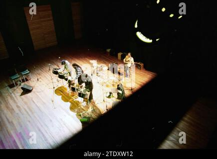 Salle de théâtre, réunion de migrants, Haarlem, pays-Bas, 15-10-2003, Whizgle nouvelles du passé, adaptées à l'avenir. Explorez les récits historiques, l'image de l'agence néerlandaise avec une perspective moderne, comblant le fossé entre les événements d'hier et les perspectives de demain. Un voyage intemporel façonnant les histoires qui façonnent notre avenir. Banque D'Images