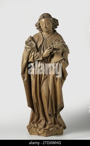 Ange avec l'Arma Christi, , c. 1480 sur une plinthe avec des côtés concaves, il est plié en avant avec la jambe gauche, a la tête légèrement à gauche et en avant opposée à la direction du haut du corps. Sur la main gauche, qui se trouve sous le manteau choral, il tient un casque de tournoi, qu'il soutient de la main droite et sur lequel la chemise du Christ et les épines comme un signe de casque. L'ange a une bande de perles blessée avec gemme pour les serrures exceptionnelles. Il porte Amict et Albe, dont ce dernier est amarré autour, ce qui libère une partie du pied gauche. Le manteau choral avec une brosse sur la capuche et avec des volants Banque D'Images